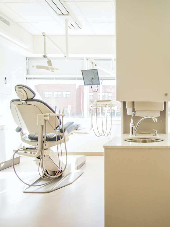 街の皆さまの笑顔を守るアットホームな歯医者さん