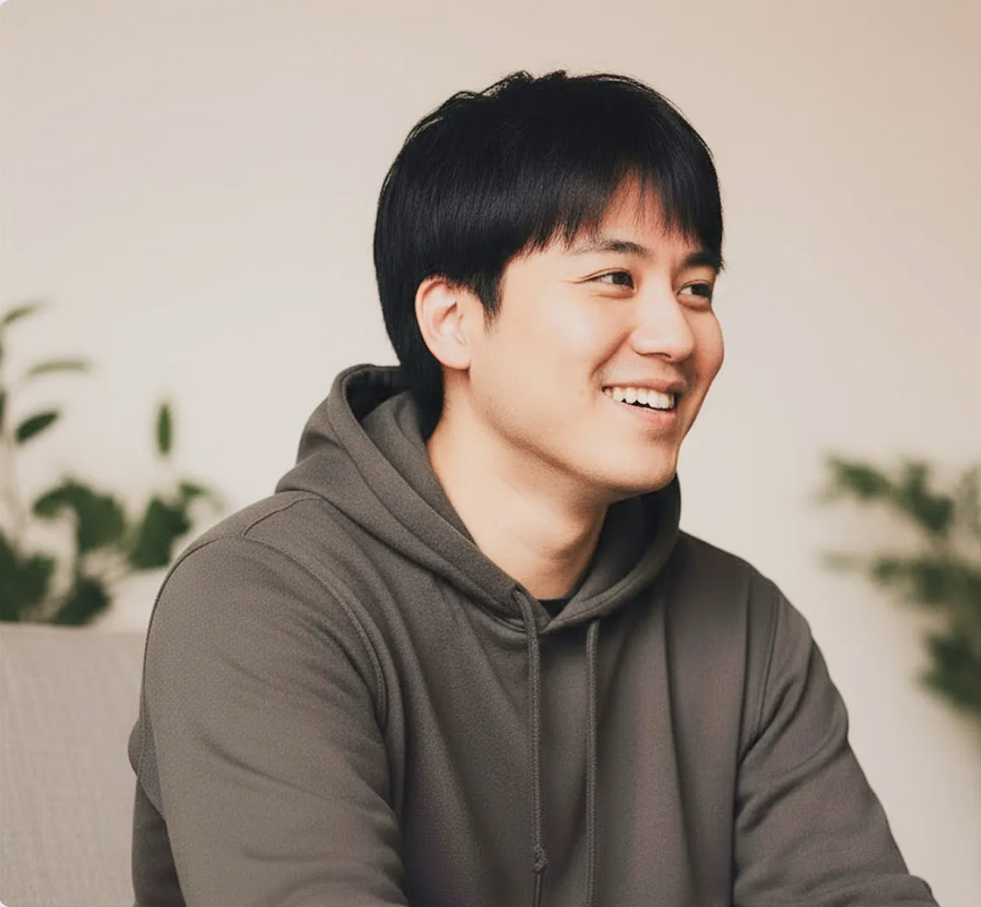 左の男性の画像