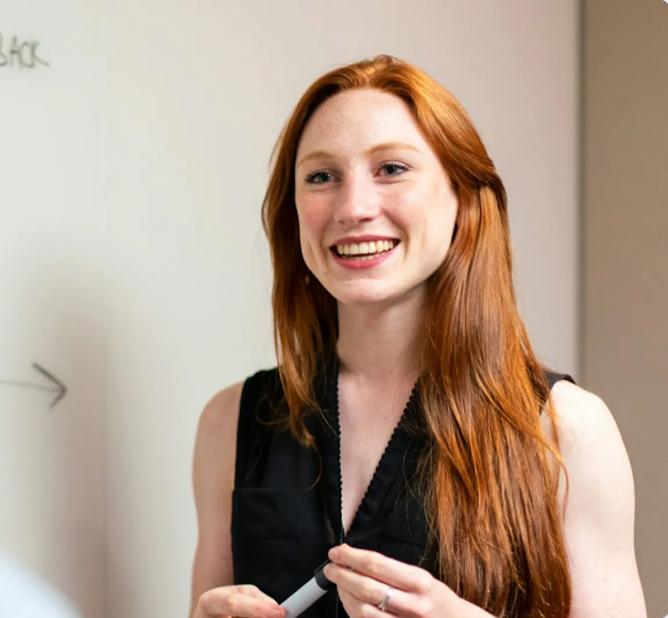 右の女性の画像