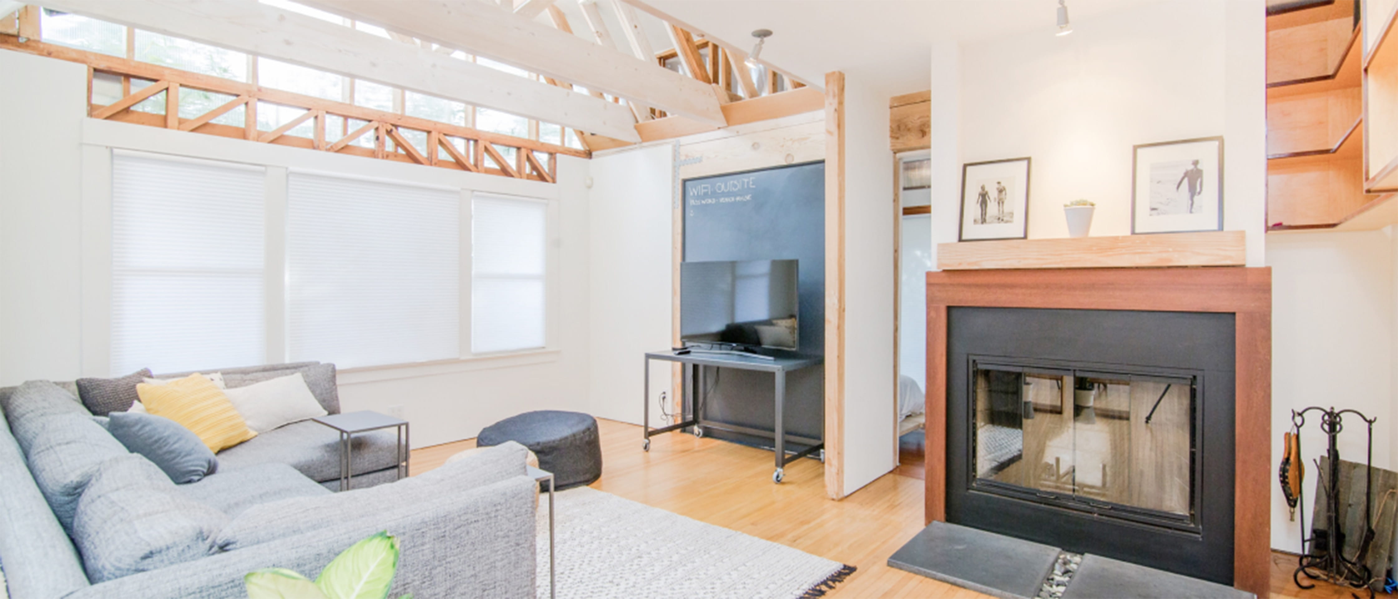 暖炉のあるリビングの写真