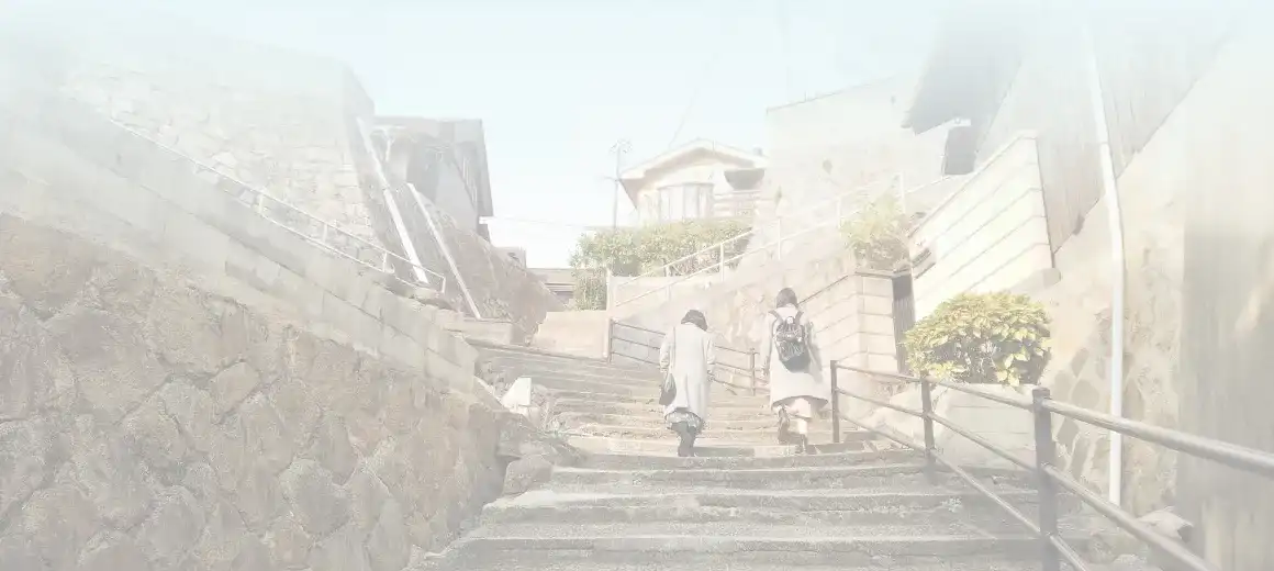 背景画像:女性2人が階段を登っています