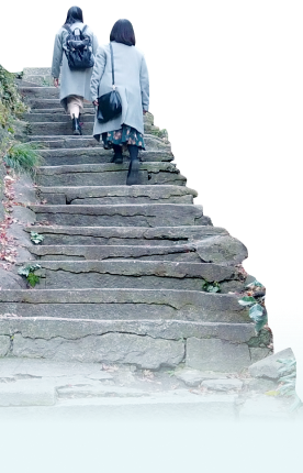 装飾:階段を女性2人が登っています