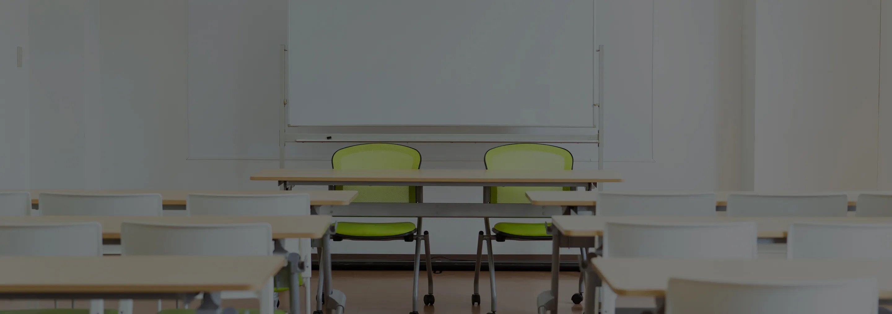 明るく整えられた教室の様子