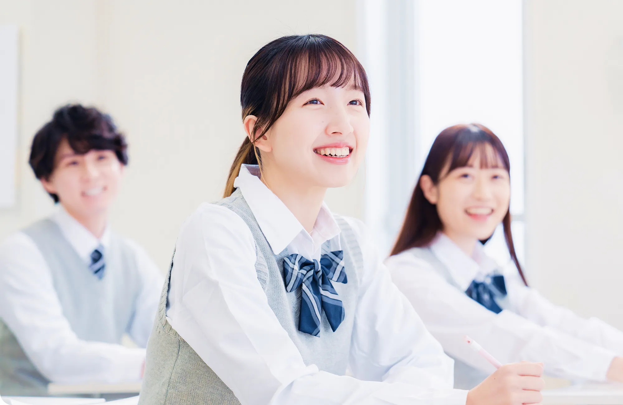 明るい教室で笑顔の学生たちが一緒に学習している様子