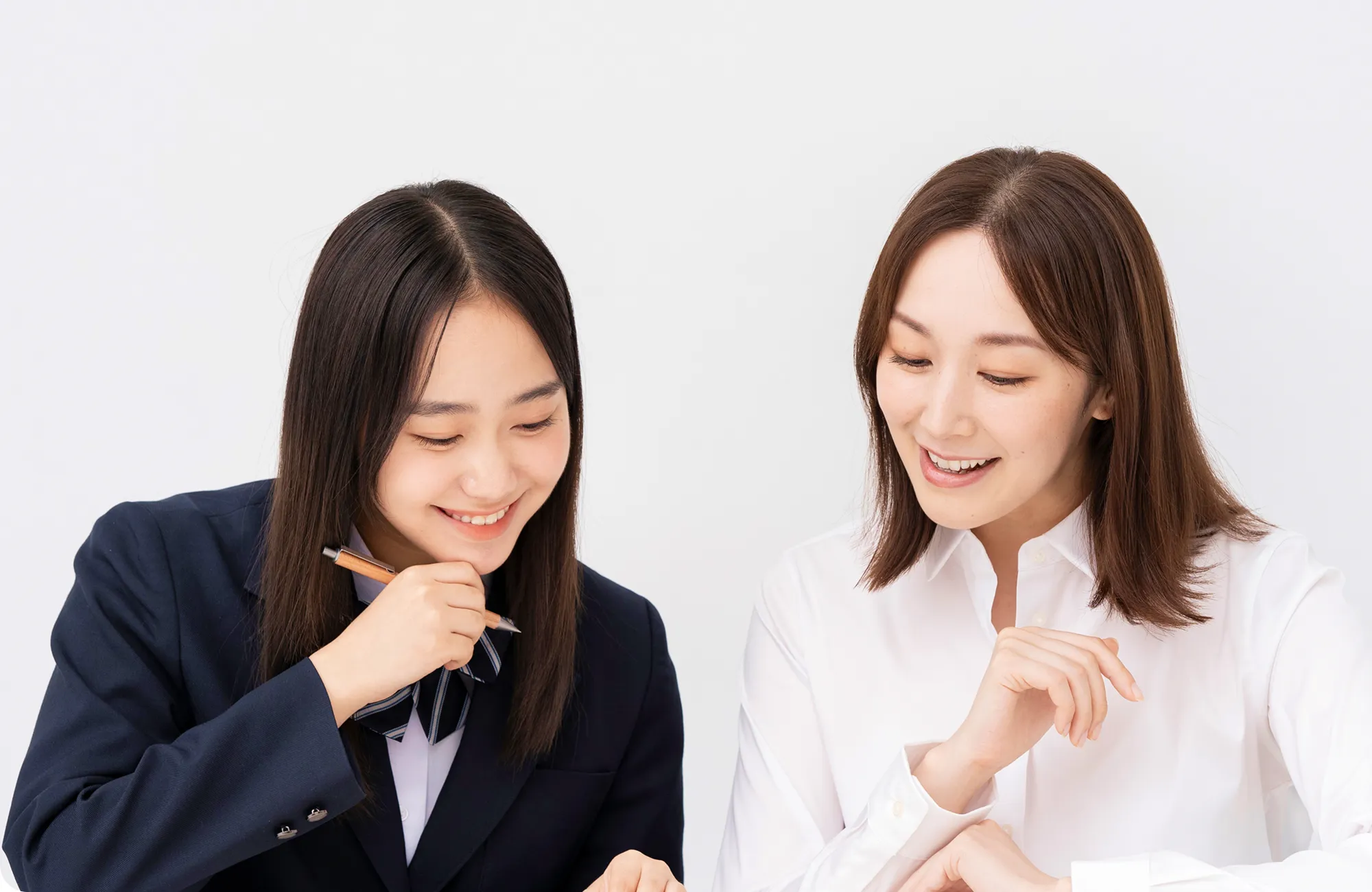 講師と生徒が協力しながら学習に取り組んでいる様子