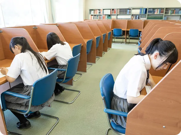 自習室で集中して自習する学生たち